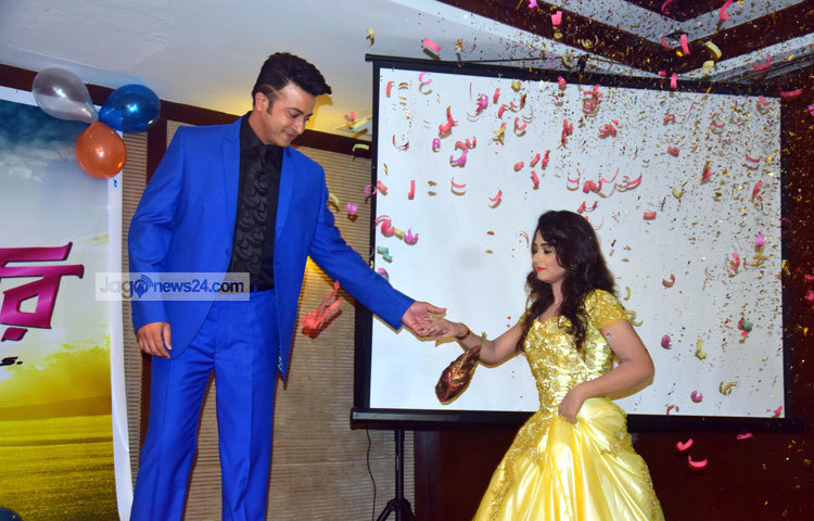 শনিবার (১৪ মে) রাজধানীর গুলশানে অবস্থিত সিক্স সিজন রেস্তোরাঁয় আনুষ্ঠানিকভাবে &lsquo;বসগিরি&rsquo; ছবিতে শাকিবের বিপরীতে বুবলির নাম ঘোষণা করা হয়েছে। ছবি : মাহবুব আলম।