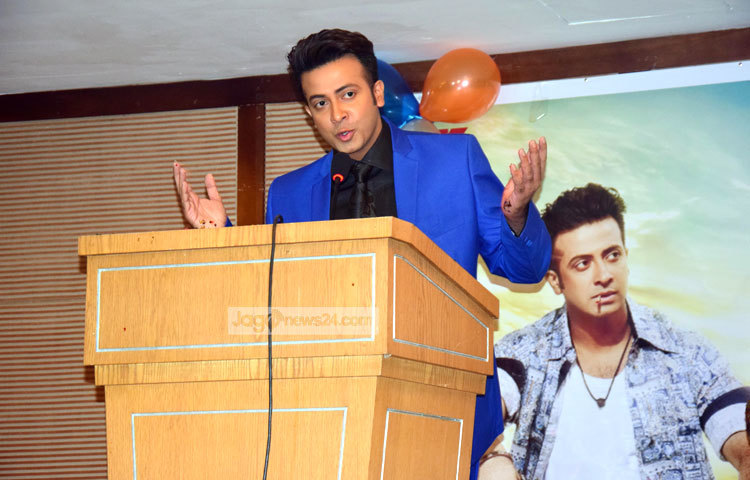 সংবাদ সম্মেলনে বক্তব্য দিচ্ছেন &lsquo;বসগিরি&rsquo; ছবির নায়ক শাকিব খান। ছবি : মাহবুব আলম।