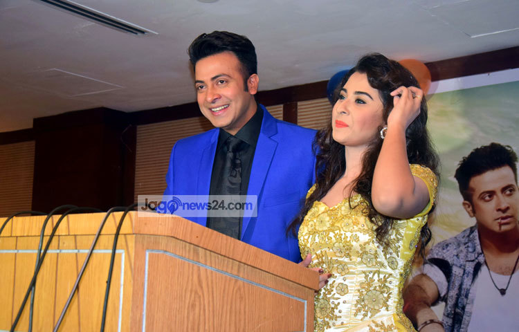 সংবাদ সম্মেলনে সাংবাদিকদের এক প্রশ্নের জবাবে হাস্যোজ্জ্বল শাকিব ও বুবলি। ছবি : মাহবুব আলম।