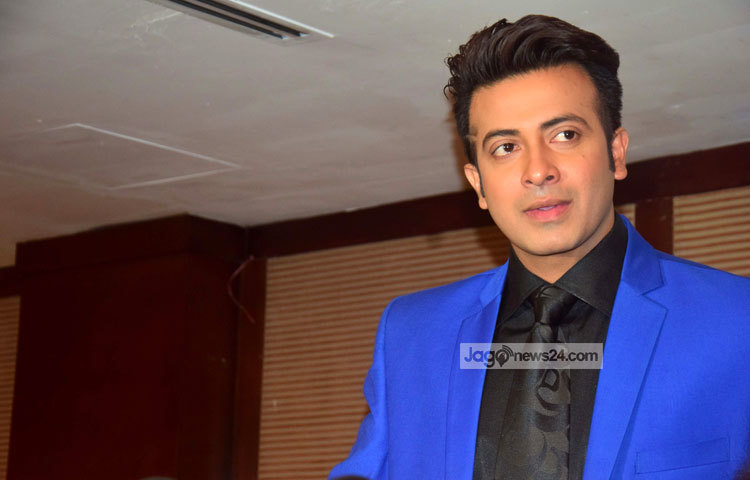 &lsquo;বসগিরি&rsquo; ছবির সংবাদ সম্মেলনে শাকিব খান এক দৃষ্টিতে তাকিয়ে আছেন। ছবি : মাহবুব আলম।