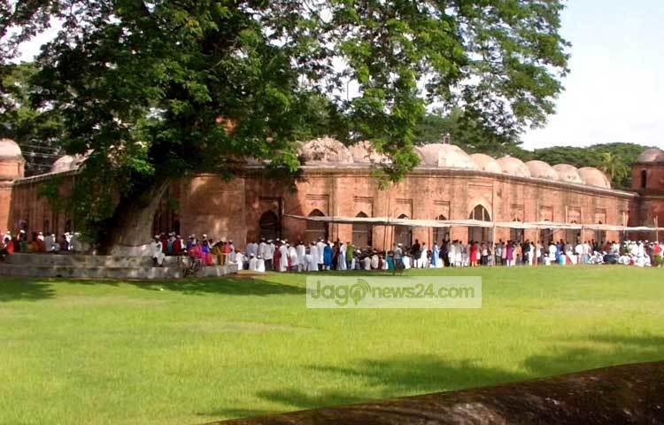 বাংলাদেশে যতগুলো মসজিদ প্রাচীন ঐতিহ্যমণ্ডিত ও নান্দনিক স্থাপত্যকলার জন্য অনন্য হয়ে আছে, বাগেরহাটের ষাট গম্বুজ মসজিদ তার অন্যতম। এ মসজিদের ছবি ক্যামেরাবন্দি করেছেন বাগেরহাট প্রতিনিধি শওকত আলী বাবু।