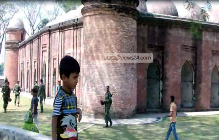 হযরত খানজাহান (র.) কর্তৃক নির্মিত পাঁচ শতাব্দীরও অধিক কালের পুরাতন বিশালায়তন এ মসজিদটি তার দরগাহ হতে প্রায় দেড় কিলোমিটার পশ্চিমে অবস্থিত। ছবি : শওকত আলী বাবু।