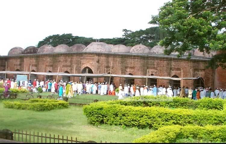 লাল পোড়া মাটির উপর লতাপাতার অলংকরণে মধ্যযুগীয় স্থাপত্য শিল্পে এ মসজিদ এক বিশেষ স্থান অধিকার করে আছে। ছবি : শওকত আলী বাবু।