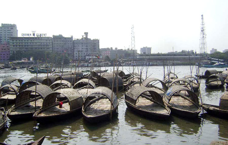 অনেক আগেই শীতালক্ষ্যার পানি অতিমাত্রায় দূষণের ফলে কালো হয়ে গেছে। ব্যবহার তো দূরের কথা এই পানি এখন আর ছুঁয়েও দেখা যায় না। শীতালক্ষ্যার তীরে সারি সারি নৌকা বাঁধা রয়েছে। ছবি : বিপ্লব দিক্ষিৎ।