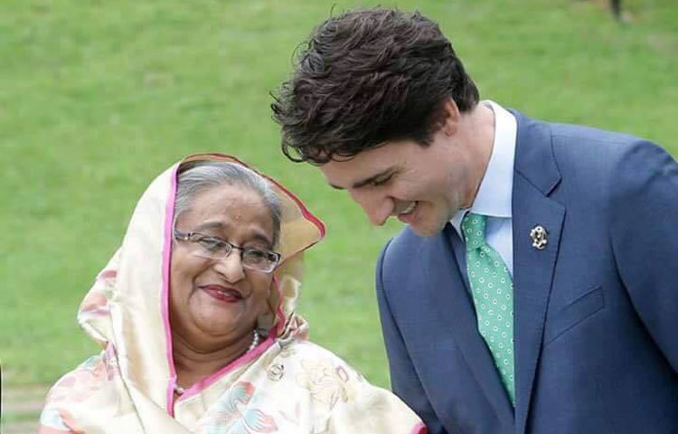 জি-৭ সম্মেলনে কানাডার প্রধানমন্ত্রী জাস্টিন ট্রুডোর সঙ্গে আলাপরত হাস্যোজ্জ্বল প্রধানমন্ত্রী শেখ হাসিনা।