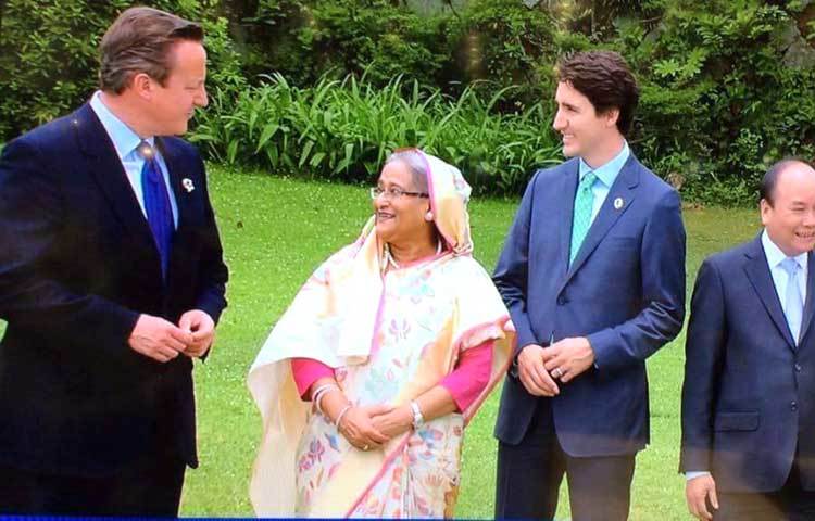 জি-৭ সম্মেলনের বিরতিতে ব্রিটেনের প্রধানমন্ত্রী ডেভিড ক্যামেরন (বাঁয়ে) ও অন্যান্য বিশ্ববরেণ্য নেতাদের সঙ্গে কথা বলছেন প্রধানমন্ত্রী শেখ হাসিনা।