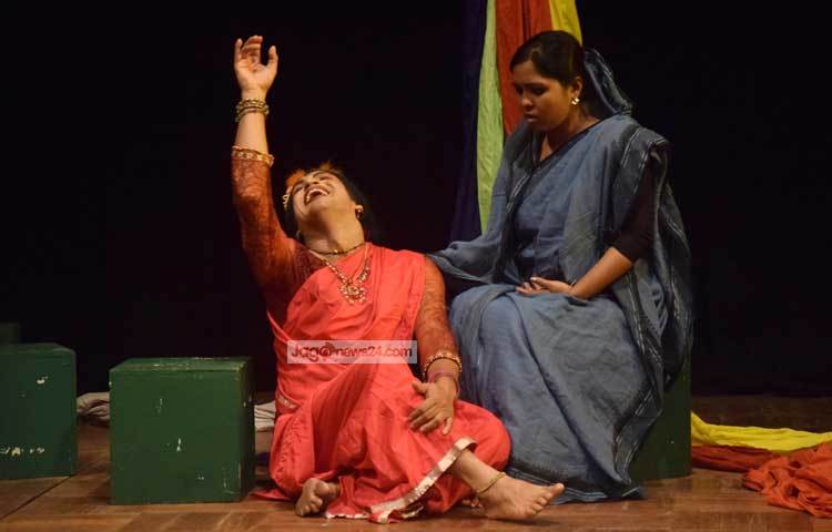 মহাকাল নাট্য সম্প্রদায়ের প্রযোজনায় &lsquo;শিখণ্ডী কথা&rsquo; নাটকটির ১৬৪তম প্রদর্শনী অনুষ্ঠিত হয়েছে। ছবি : মাহবুব আলম।