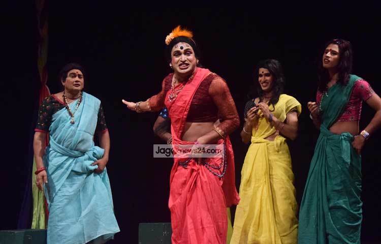 আনন জামানের রচনায় &lsquo;শিখণ্ডীকথা&rsquo; নাটকটি নির্দেশনা দিয়েছেন ড. রশীদ হারুন। ছবি : মাহবুব আলম।