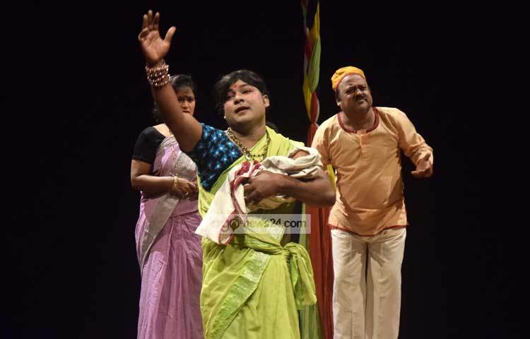 &lsquo;শিখণ্ডী কথা&rsquo; নাটকের অভিনয় করেছেন মীর জাহিদ হাসান, আনন জামান, পলি বিশ্বাস, উৎপল চক্রবর্তী, হাবিবুর রহমান প্রমুখ। ছবি : মাহবুব আলম।