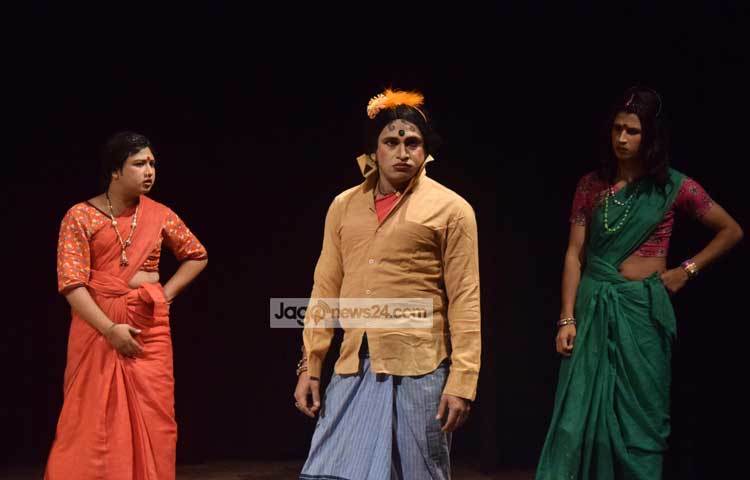 প্রসঙ্গত, মহাকাল নাট্য সম্প্রদায়ের একটি গবেষণা নাট্য হিসেবে &lsquo;শিখণ্ডী কথা&rsquo; মঞ্চে আসে ২০০২ সালের ২৫ সেপ্টেম্বর। ছবি : মাহবুব আলম।