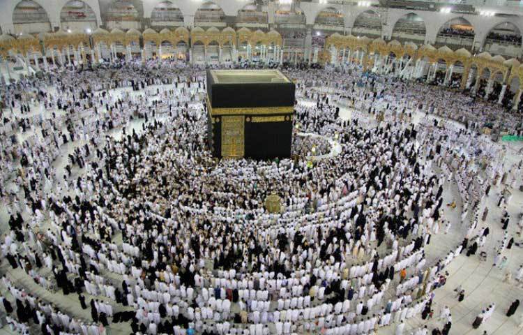 বিশ্বের বিভিন্ন দেশের মানুষ সম্মিলিতভাবে মুসলমানদের পবিত্র নগরী মক্কায় প্রার্থনা করছে।
