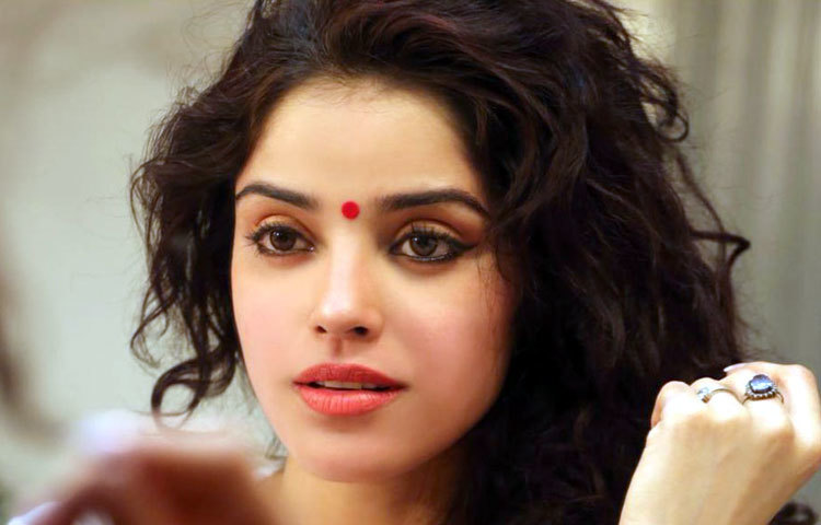 উদাসী দৃষ্টির নারীরা সাধারণত সহজ সরল হয়ে থাকে।