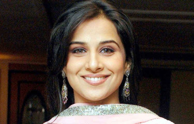 ঝকঝকে সুন্দর সাজানো দাঁতের নারীর মুখের ভাষা মিষ্টি হয়ে থাকে।