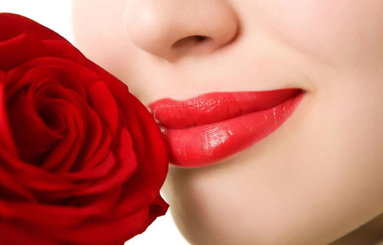 পাতলা ও মসৃণ ঠোঁট মানে তিনি সব কিছুতে সুলক্ষণা নারী। সব কাজে তার ভাগ্য সুপ্রন্ন থাকে।