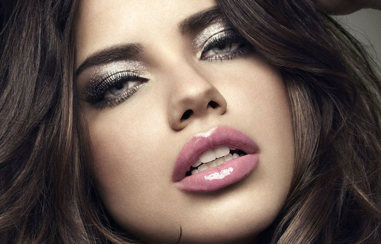 যে নারীর নারীর দুটি ঠোঁট সমান তারা সব সময় সুখী হয়ে থাকে।