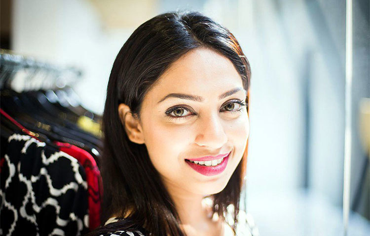 অপরূপ সৌন্দর্যের জন্য শোভিতা ২০১৩ সালে মিস আর্থ বিজয়ী হয়েছেন।