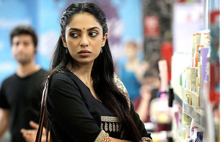 অভিমানী দৃষ্টিতে তাকিয়ে আছেন শোভিতা। তার অভিনয় দিয়ে বলিউড ভক্তদের হৃদয় জয় করতে চান।