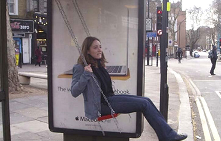 সুইং বাস বাসস্টপেজ : লন্ডনের এই বাসস্টপেজে বসে দোলনায় দুলতে দুলতে বাসের অপেক্ষা করেন যাত্রীরা। ২০০৮ সালে লন্ডনের বেশ কয়েকটি বাসস্টপেজে দোলনার ব্যবস্থা করা হয়।