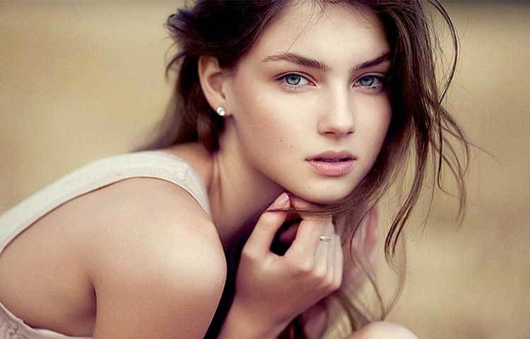 ইউক্রেনের নারীরা যেমন আকর্ষণীয়, তেমন আবেদনময়ী। তারা সব সময় আধুনিক পোশাক পরেন।