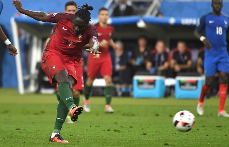 ফুটবলপ্রেমীদের দুর্দান্ত খেলা উপহার দিয়েছে পর্তুগাল। পর্তুগাল সাপোর্টাররা এখন আনন্দের জোয়ারে ভাসছেন।