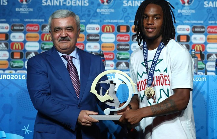 টুর্নামেন্টের সেরা উদীয়মান ফুটবলারের পুরস্কার জিতেছেন মাত্র ১৮ বছর বয়সী রেনাতো সানচেজ। 