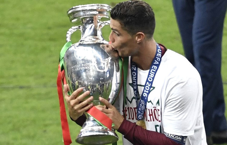 স্বপ্নের ট্রফিতে চুমু খাচ্ছেন তারকা ফুটবলার ক্রিশ্চিয়ানো রোনালদো।