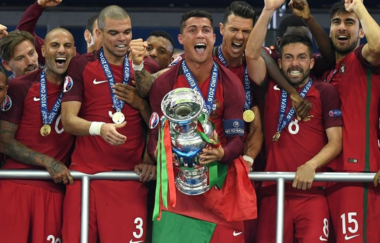 ইউরোর শিরোপা উৎসবে মেতেছে পর্তুগাল। ১-০ গোলে হারিয়ে ইউরো চ্যাম্পিয়ন হয়ে গেল ক্রিশ্চিয়ানো রোনালদোর পর্তুগাল।