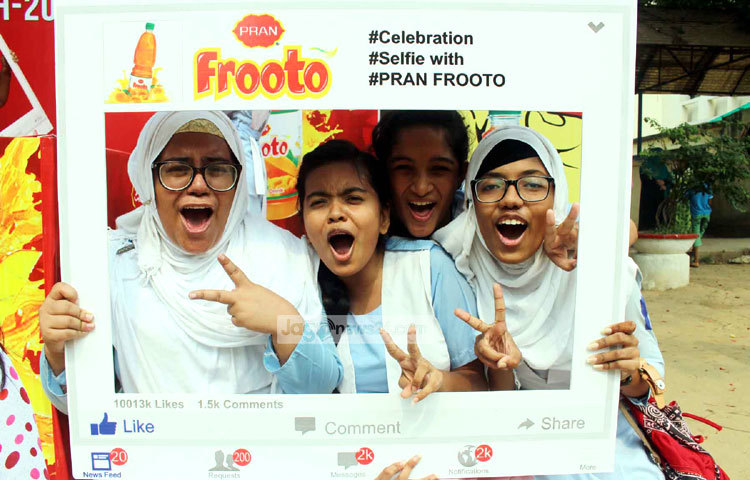 এবারের এসএসসির সন্তোষজনক ফলাফলে রাজধানীর ভিকারুননিসা নূন স্কুল অ্যান্ড কলেজের ছাত্রীদের উচ্ছ্বাসের সঙ্গী হয়েছে প্রাণ ফ্রুটো। ছবি : বিপ্লব দিক্ষিৎ।