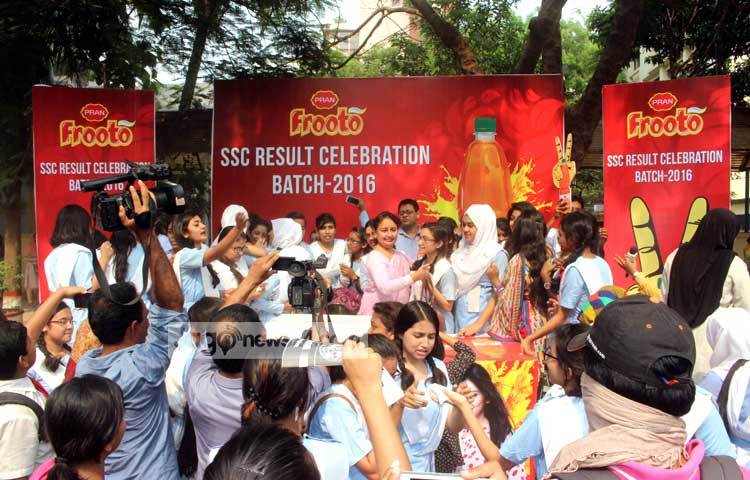 আনুষ্ঠানিকভাবে ফলাফল জানতে এসেছে ভিকারুননিসার ছাত্রীরা। ছবি : বিপ্লব দিক্ষিৎ।