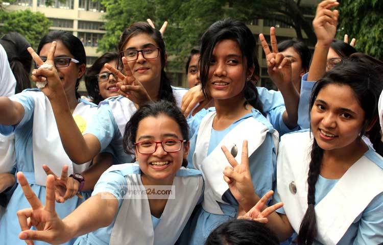এসএসসি পরীক্ষার প্রত্যাশিত ফলাফলে উচ্ছ্বসিত ভিকারুননিসার ছাত্রীরা। ছবি : বিপ্লব দিক্ষিৎ।