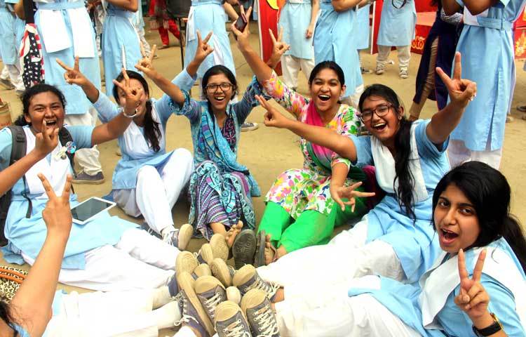 &lsquo;আনন্দধারা বহিছে ভুবনে&rsquo;-ভিকারুননিসার ছাত্রীদের এই আনন্দের সঙ্গী হয়েছে প্রাণ ফ্রুটো। ছবি : বিপ্লব দিক্ষিৎ।