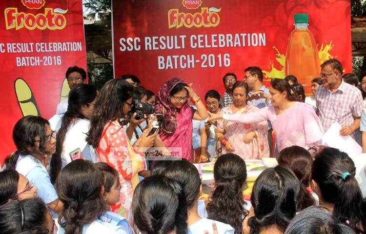 আনুষ্ঠানিকভাবে ফলাফল ঘোষণা করা হচ্ছে। ছবি : বিপ্লব দিক্ষিৎ।