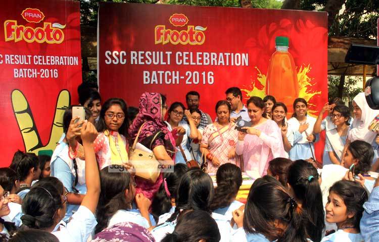 সেলফিতে এসএসসি পরীক্ষার ফলাফলের আনন্দঘন মুহূর্ত ধরে রাখছে কেউ কেউ। ছবি : বিপ্লব দিক্ষিৎ।