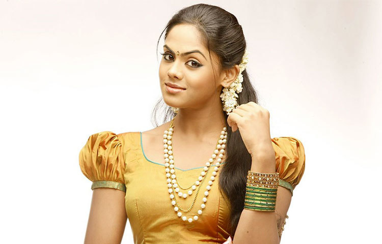 দক্ষিণ ভারতের অভিনেত্রী বিশাখা সিংহ অভিনয়ের পাশাপাশি নাটক ও চলচ্চিত্র প্রযোজনা করছেন। এরই মধ্যে তিনি ভারতীয় শোবিজ অঙ্গনে প্রযোজক হিসেবে প্রতিষ্ঠা পেয়েছেন।