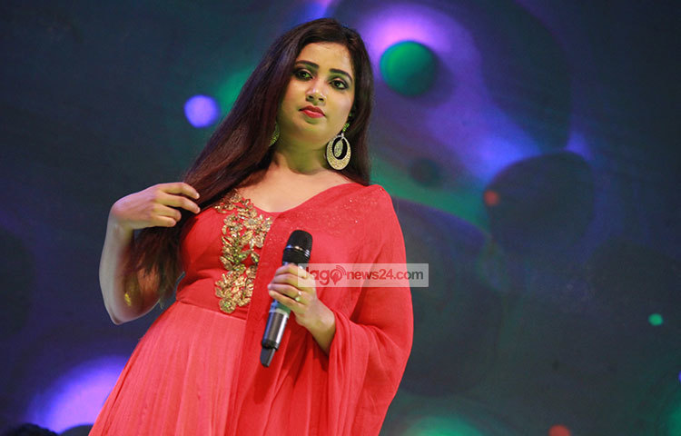 &lsquo;শ্রেয়া ঘোষাল মেলোডি নাইট লাইভ ইন ঢাকা&rsquo; শিরোনামের কনসার্টে শুক্রবার (৩১ মার্চ) সুরের মুগ্ধতা ছড়ালেন শ্রেয়া। ছবি : মাহবুব আলম