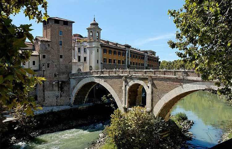 পনস ফ্যাব্রিকাস : রোমানদের বানানো স্থাপত্যগুলোর মধ্যে এটি অন্যতম। এই সেতুটি ৬২ খ্রিষ্টপূর্বাব্দে বানিয়েছিলেন লুসিয়াস ফ্যাব্রিকাস। ২৩ খ্রিষ্টপূর্বাব্দের বন্যার পর এটি মেরামত করা হয় এবং ২১ খ্রিষ্টপূর্বাব্দে এটি সংরক্ষণ করা হয়।