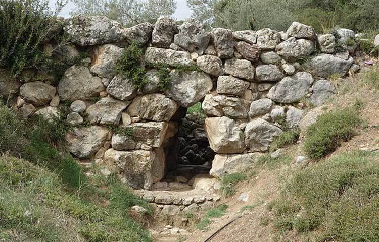 &nbsp;দ্য আর্কাডিকো ব্রিজ : এটি গ্রিসের সবচেয়ে প্রাচীন সেতু। ধারণা করা হয়, রৌপ্যযুগে এটি বানানো হয়েছিল। তাও ১৩০০-১২০০ খ্রিস্টপূর্বাব্দের কথা। বাকিগুলোর মতো এটিও ব্যবহৃত হচ্ছে।