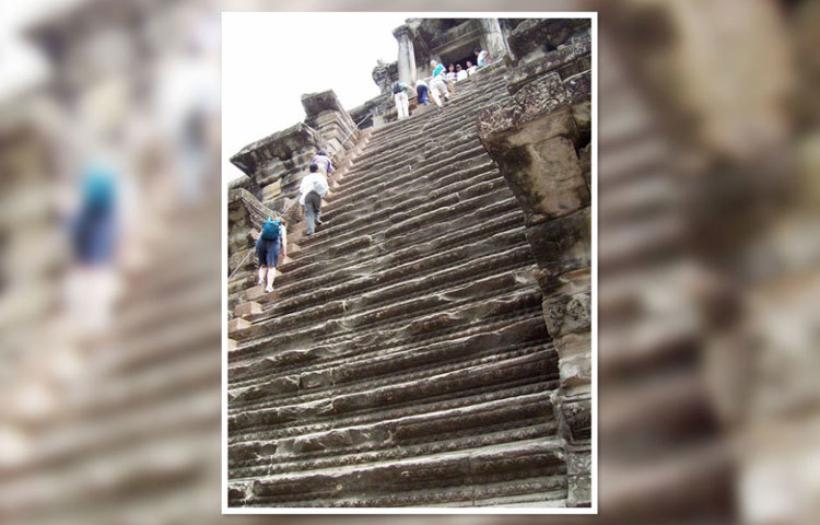 কম্বোডিয়ায় অবস্থিত আঙ্কোর ভাট মন্দিরে এমন সিঁড়ি রয়েছে, যেখানে উঠতে হলে রীতিমতো হামাগুড়ি দিতে হয়।