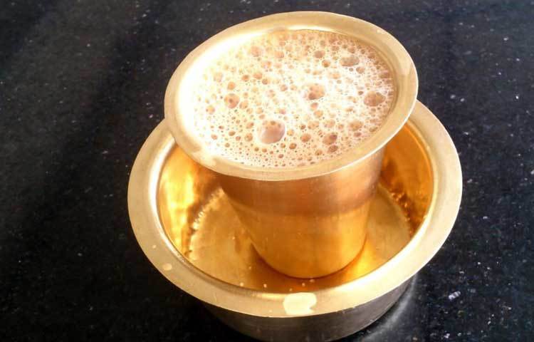 ফিল্টার কফি এসেছে মক্কা থেকে। বাবা বুদান নামে বকে ব্যক্তি মক্কা থেকে এ কফি এনেছেন। এই কফি নীলগিরি কফি নামে বিখ্যাত।