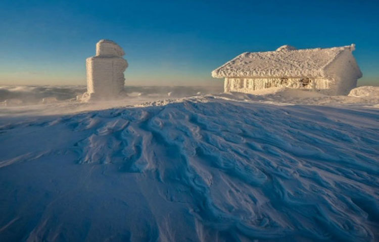 পোল্যান্ডে সাদা বরফে ঘেরা বিস্তীর্ণ এলাকায় রয়েছে এই বাড়িটি।