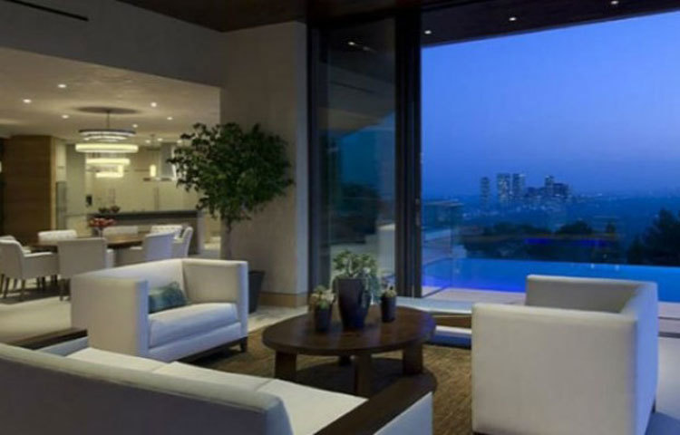 গ্রন্থাগার : ২,১০০ স্কয়ার ফুটের লাইব্রেরি রয়েছে জানাডু ২.০-এ। বেশ কিছু প্রাচীন পা&ETH;ুলিপিও রয়েছে গেটসের ব্যক্তিগত সংগ্রহে।