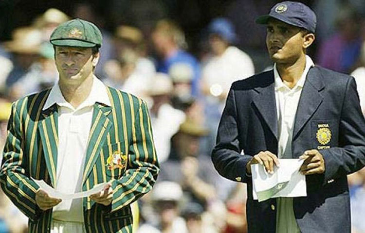 স্টিভ ওয়কে অপেক্ষা করানো : সৌরভ কোনো দিন স্বিকার না করলেও উদ্ধত অস্ট্রেলীয় অধিনায়ককে টসের আগে অপেক্ষা করিয়ে সিরিজ শুরুর আগেই চিন মিউজিক শুনিয়েছিলেন তিনি। সেই স্ট্র্যাটেজিতে প্রথমেই ব্যাকফুটে চলে যায় অজিরা।