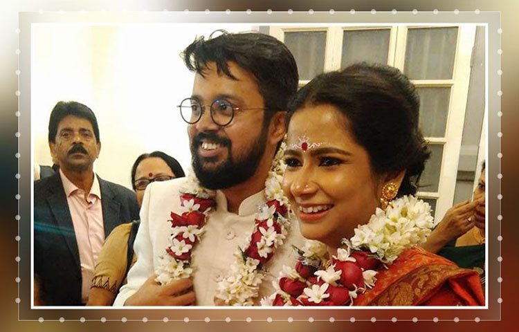 বিয়ের আসরেও বেশ পরিচিত মেজাজে ধরা দিলেন সৌরভ। মালাবদল করার সময় টিপ্পনিও করলেন।