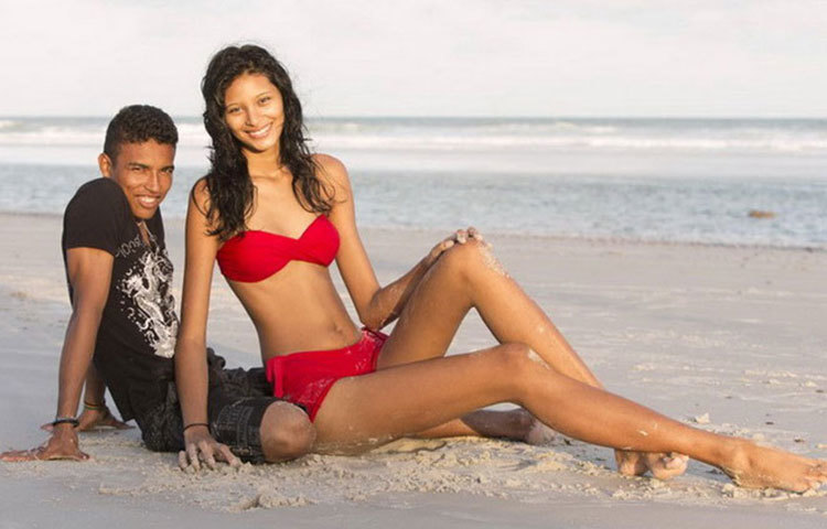 বিশ্বের সবচেয়ে লম্বা ১০ নারীর তালিকায় দশম স্থানে রয়েছেন এলিসানি দা ক্রুজ এ সিলভা। ২০১২ সালে যখন এই তালিকা করা হয়েছিলো তাখন তার বয়স ছিলো ১৭ বছর। এই কিশোরী তার স্বামীর চেয়ে ১ ফুট ৪ ইঞ্চি লম্বা। সিলভার উচ্চতা ৬ ফিট ৮ ইঞ্চি।