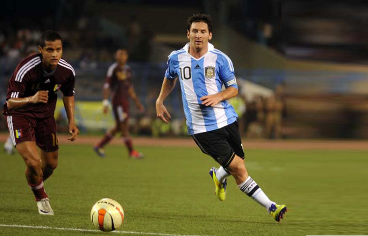 লিওনেল মেসি : তিনবার কোপা আমেরিকা, একবার বিশ্বকাপ ফাইনালে উঠলেও চারবারই রানার্স হয়ে সন্তুষ্ট থাকতে হয়েছে পাঁচবারের এই ব্যালন ডি&rsquo;অরকে। শেষ বার কোপা ফাইনালে হারার পর হতাশ মেসি অবসরই নিয়ে নেন। তবে ফিরে আসেন কয়েক দিনের মধ্যেই।