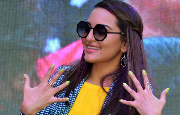 সোনাক্ষী সিনহা : মুম্বাইয়ের প্যালাডিয়ামে এক সঙ্গে প্রায় কয়েক হাজার মহিলা বসে নেলপলিশ পরে রেকর্ড গড়েছিলেন। তাদের মধ্যে একজন ছিলেন সোনাক্ষী সিনহা। সেই কারণে গিনেজ বুকে নাম উঠেছিল নায়িকার।