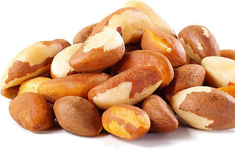 দারুচিনি : দারুচিনির মধ্যে রয়েছে কিউমারিন নামের একটি রাসায়নিক পদার্থ। এটি শরীরে বেশি গেলে ক্যানসারের আশঙ্কা থাকে। এটি লিভারে বিষ (টক্সিন) তৈরি করতে পারে। বিশেষজ্ঞরা বলেন, দিনে ২ গ্রাম দারুচিনি খাওয়া যেতে পারে।