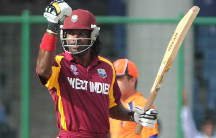 একমাত্র ক্যারিবীয় ব্যাটসম্যান হিসাবে ১০ নম্বরে রয়েছেন ক্রিস গেইলও। গিলক্রিস্টের মতো তিনিও এই নজির গড়েছিলেন ২৬১ ইনিংসে।