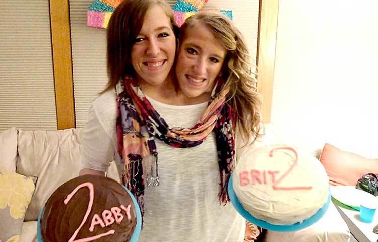 অ্যাবিগেল এবং ব্রিটনি হেনসেল : এরা হলেন দুই মাথা সম্পন্ন মহিলা।