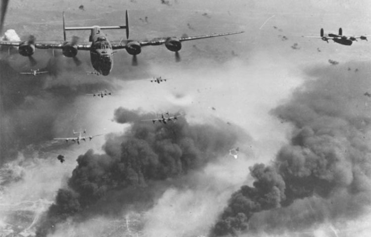 দ্বিতীয় বিশ্বযুদ্ধ : এ যুদ্ধ ১৯৩৯-১৯৪৫ সালে হয়েছে। এতে&nbsp; প্রায় ৪ কোটি থেকে ৭ কোটি ২০ লক্ষ মানুষ নিহত হয়েছেন। ১ সেপ্টেম্বর, ১৯৩৯ সালে হিটলার পোল্যান্ড দখল করেন। এর দুদিন পরেই ফ্রান্স এবং ব্রিটেন জার্মানির বিরুদ্ধে যুদ্ধ ঘোষণা করে। আস্তে আস্তে তা বিশ্বযুদ্ধের রূপ নেয়।